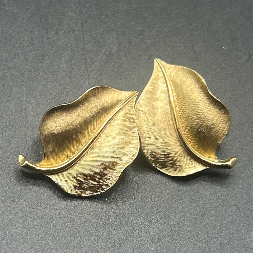 Vintage Trifari Gold Tone Metal Leaf Boho Spring Clip on Earrings, Jewelry